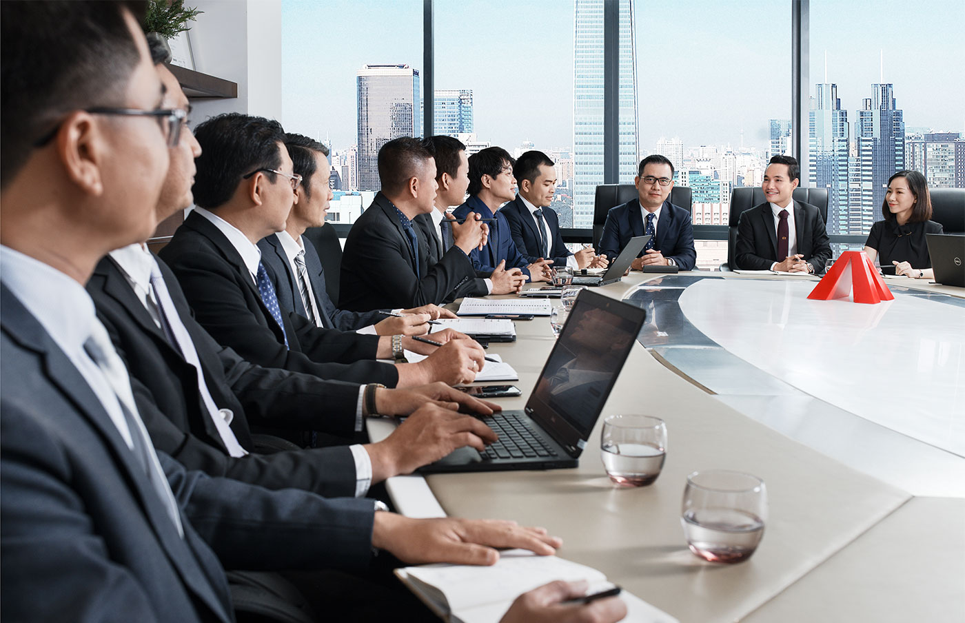 Đội ngũ lãnh đạo trẻ, năng động và cầu thị là nền tảng để chúng tôi phục vụ khách hàng.