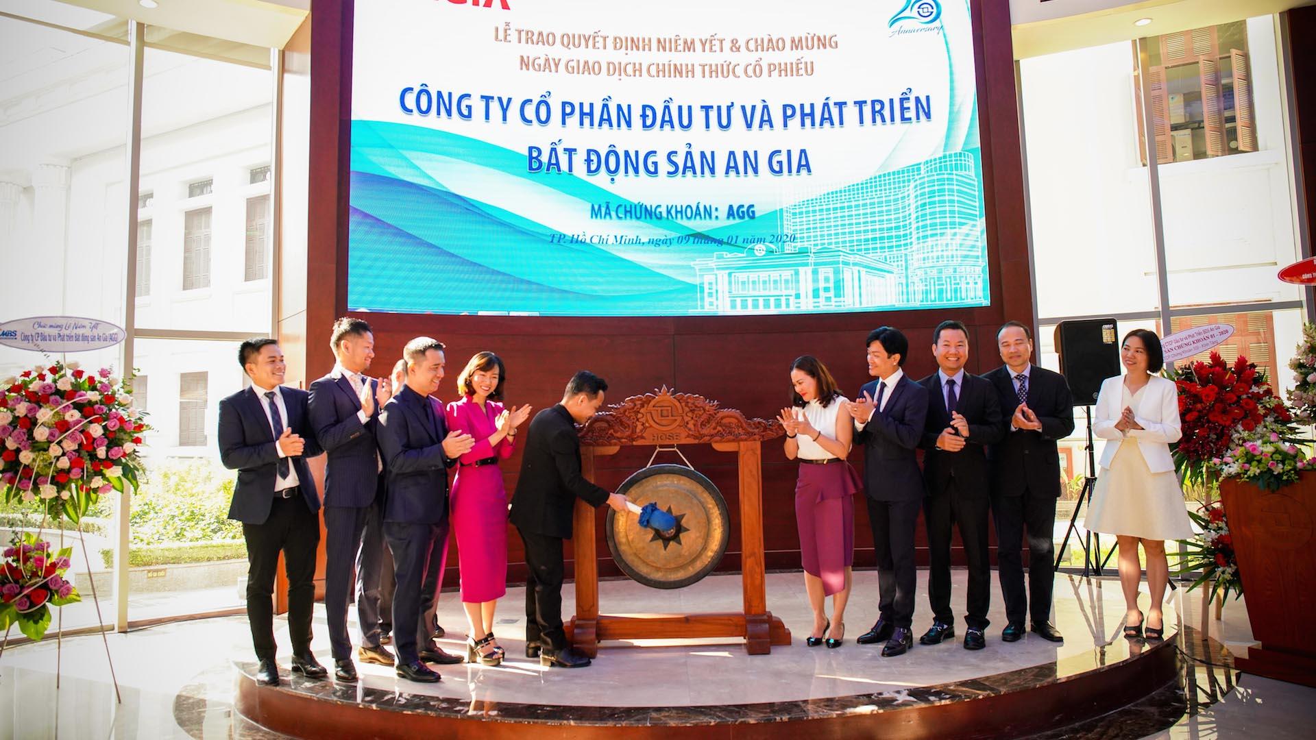 LỄ TRAO QUYẾT ĐỊNH NIÊM YẾT VÀ NGÀY GIAO DỊCH CHÍNH THỨC CỔ PHIẾU AGG 9/1/2020